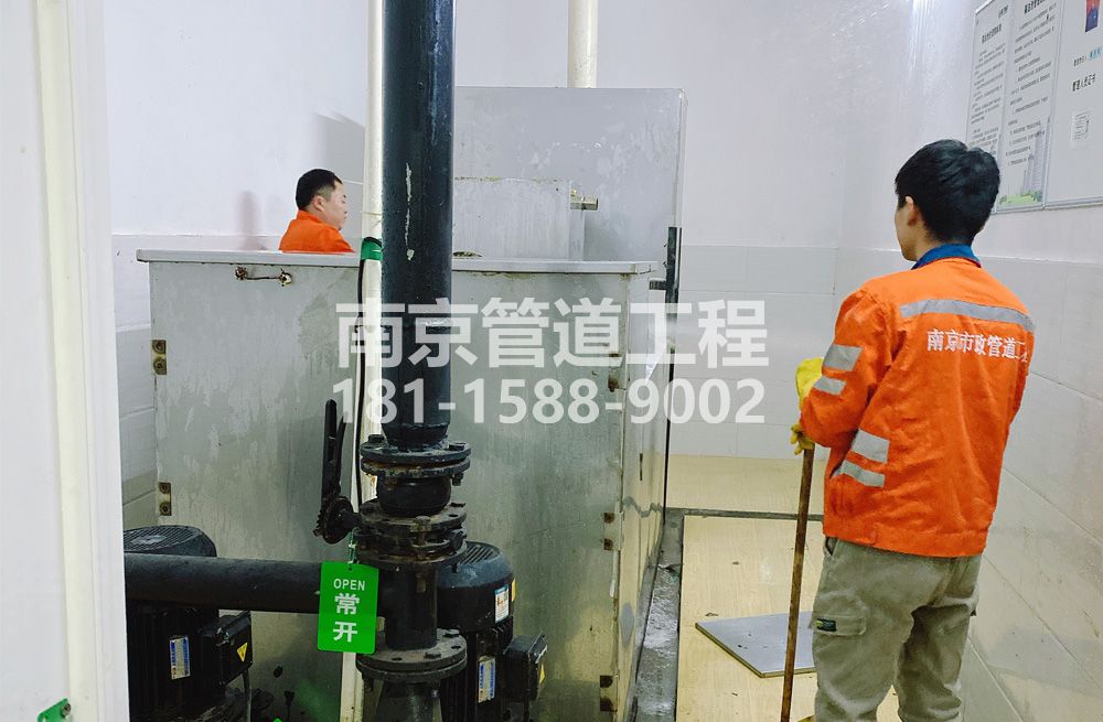 302餐厅隔油设备清洗